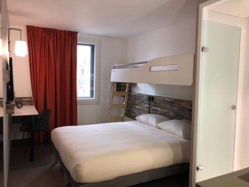 Habitación Triple con cama doble y litera del hotel Ibis Budget Annecy Poisy. Foto 2