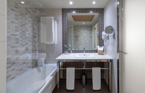 Habitación doble 1 Cama doble del hotel Elba Carlota Beach & Golf Resort. Foto 6