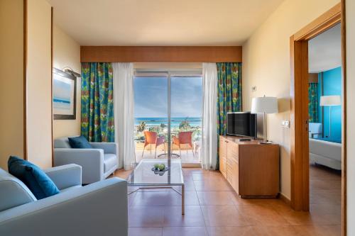 Suite Vista Mar Lujo Balcón o Terraza Superior 2 Camas individuales 1 Cama doble del hotel Elba Carlota Beach & Golf Resort. Foto 9