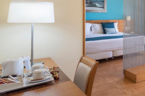 Suite Junior con vistas al mar del hotel Elba Carlota Beach & Golf Resort. Foto 9
