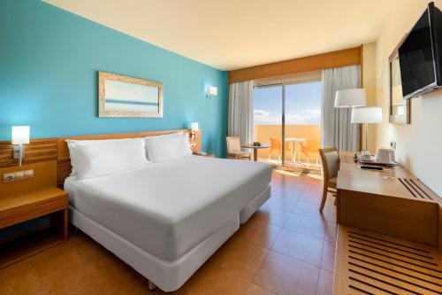 Habitación Familiar con vistas laterales al mar del hotel Elba Carlota Beach & Golf Resort. Foto 9