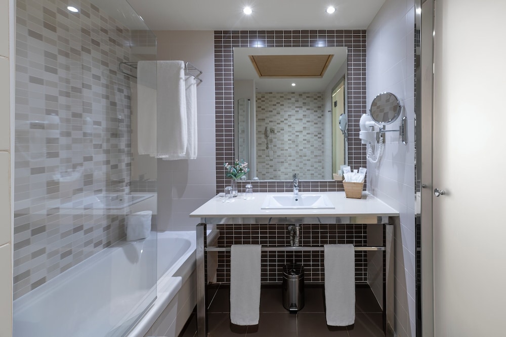 Habitación estándar con 1 cama doble o 2 individuales del hotel Elba Carlota Beach & Golf Resort. Foto 4