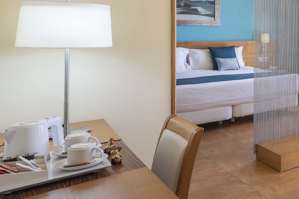 Junior suite Vista Mar Lujo 1 Cama king del hotel Elba Carlota Beach & Golf Resort. Foto 1