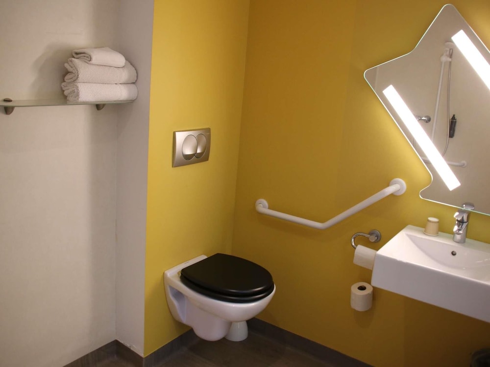 Habitación, varias camas, accesible para personas con discapacidad del hotel Ibis Budget Rennes Route De Lorient. Foto 1