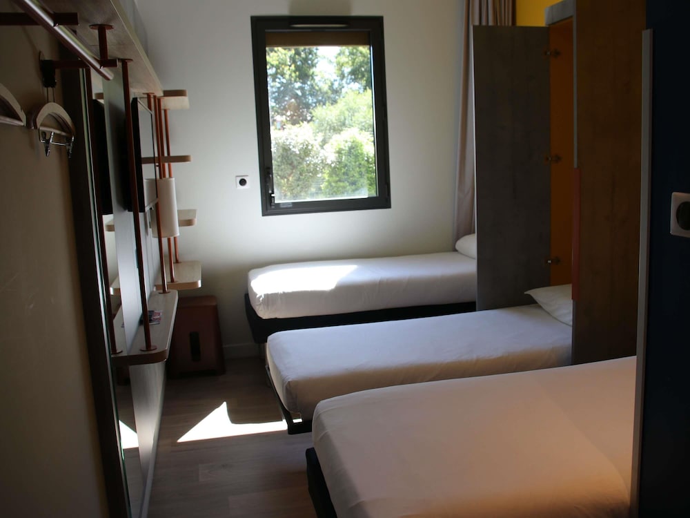 Habitación, varias camas del hotel Ibis Budget Rennes Route De Lorient
