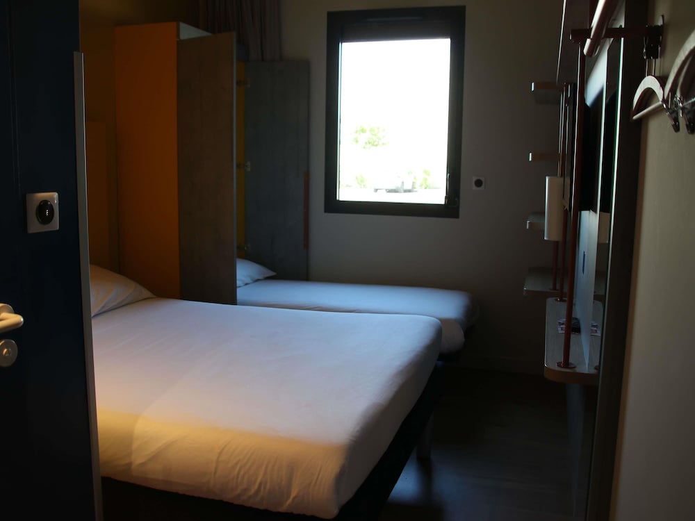 Habitación triple, varias camas del hotel Ibis Budget Rennes Route De Lorient