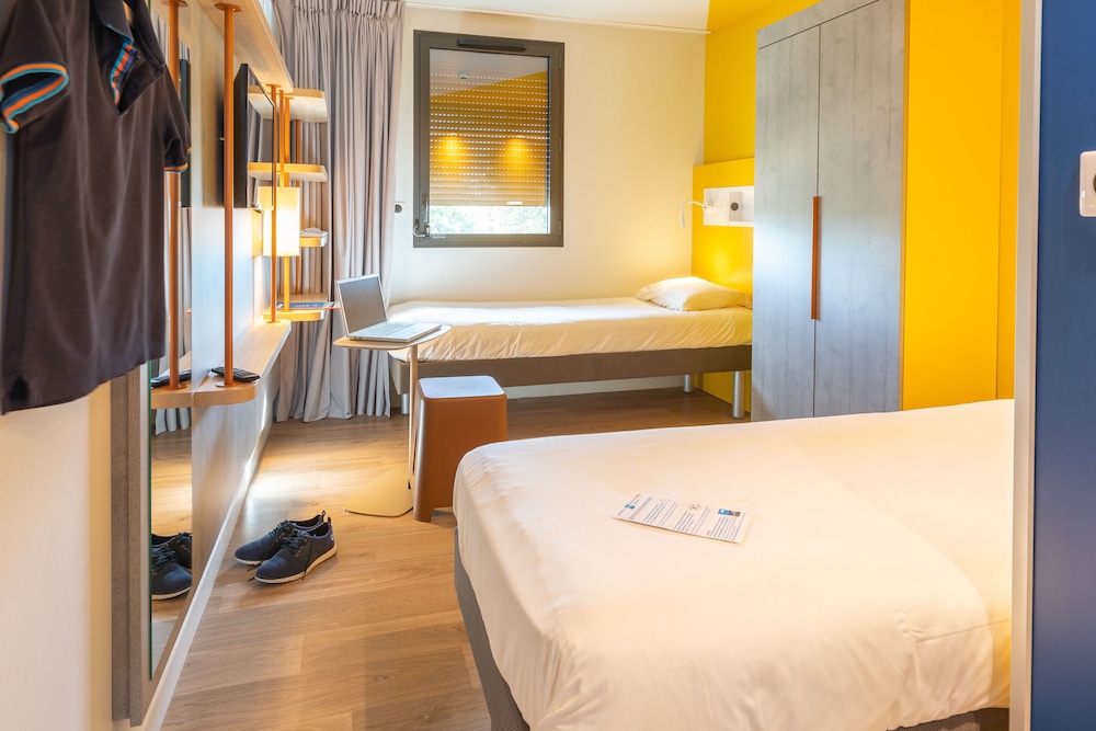 Habitación triple, varias camas del hotel Ibis Budget Rennes Route De Lorient. Foto 1