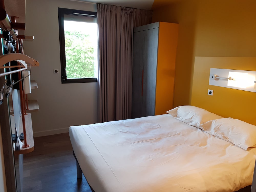 Habitación triple, varias camas del hotel Ibis Budget Rennes Route De Lorient. Foto 2