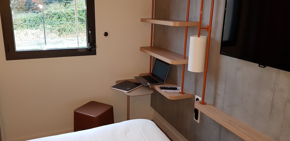 Habitación triple, varias camas del hotel Ibis Budget Rennes Route De Lorient. Foto 3