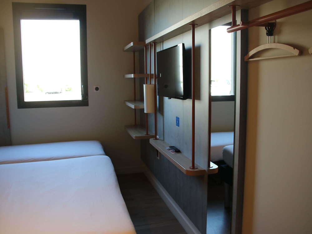 Habitación triple, varias camas del hotel Ibis Budget Rennes Route De Lorient. Foto 8