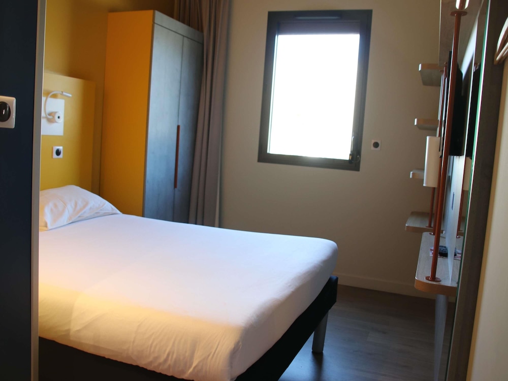 Habitación triple, varias camas del hotel Ibis Budget Rennes Route De Lorient. Foto 9