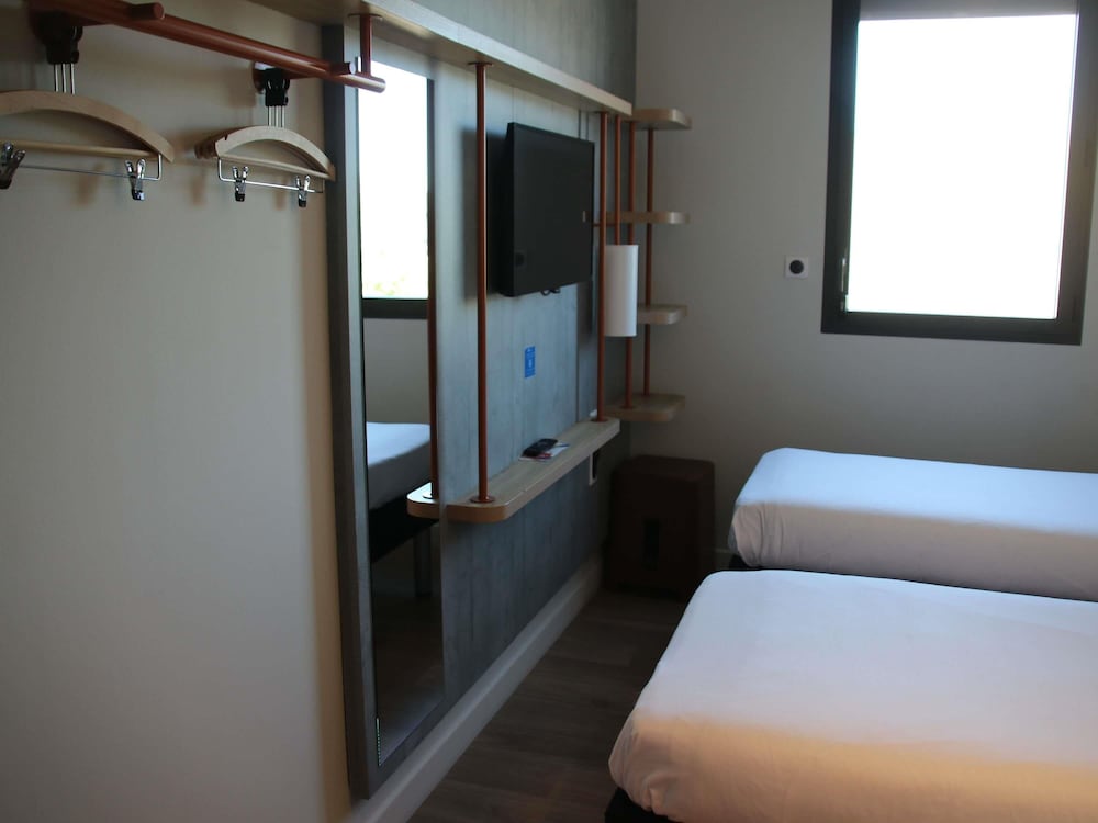 Habitación estándar, 2 camas individuales del hotel Ibis Budget Rennes Route De Lorient. Foto 6