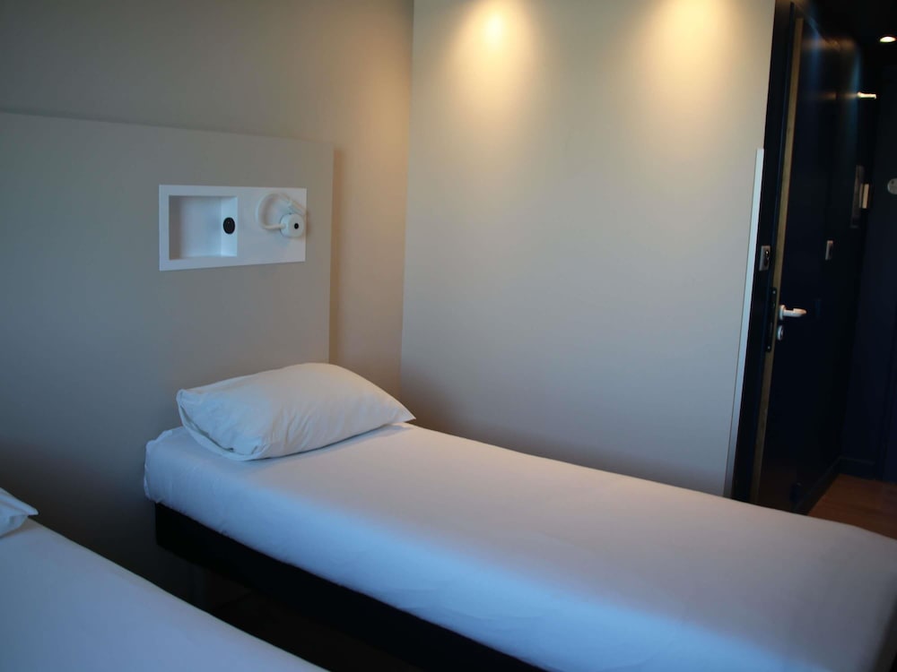 Habitación estándar, 2 camas individuales del hotel Ibis Budget Rennes Route De Lorient. Foto 7