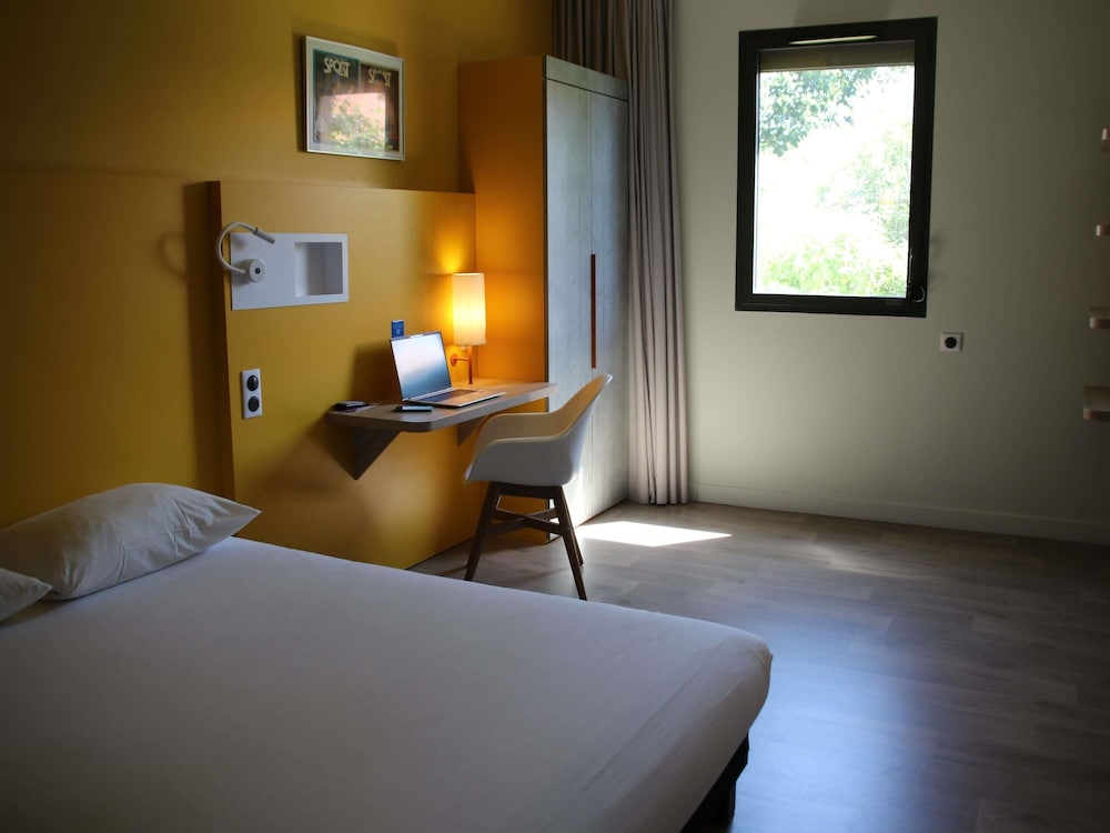 Habitación, varias camas, accesible para personas con discapacidad del hotel Ibis Budget Rennes Route De Lorient. Foto 4