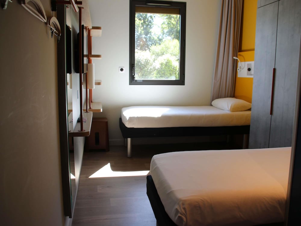Habitación, varias camas del hotel Ibis Budget Rennes Route De Lorient