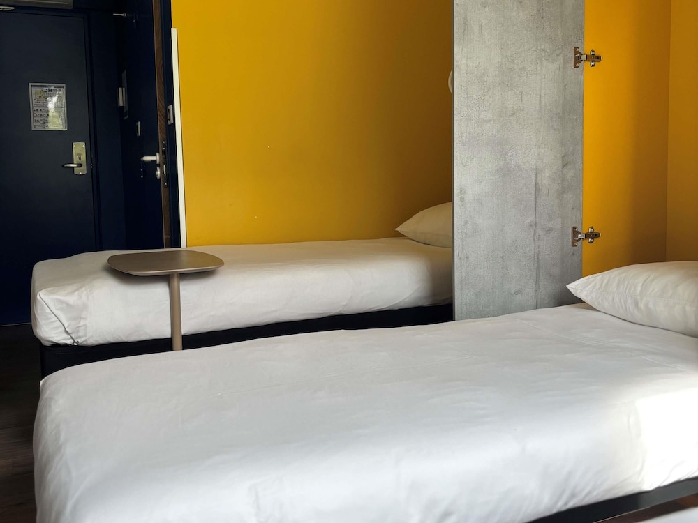 Habitación, varias camas del hotel Ibis Budget Rennes Route De Lorient. Foto 1