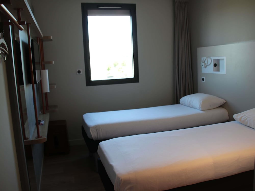 Habitación, varias camas del hotel Ibis Budget Rennes Route De Lorient. Foto 3