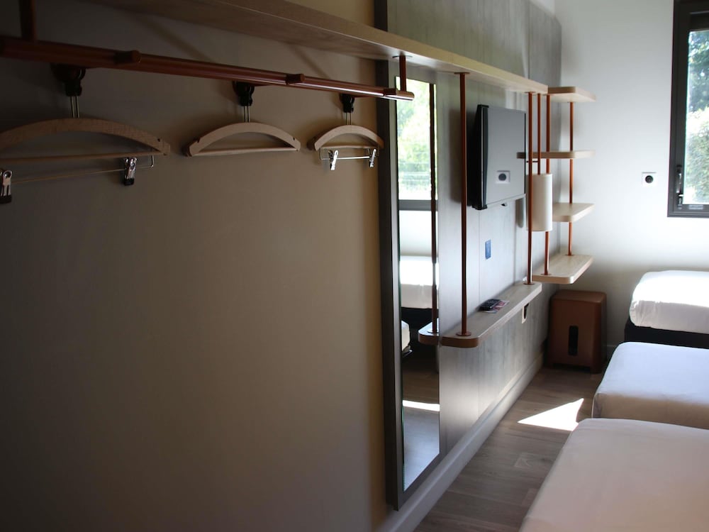 Habitación, varias camas del hotel Ibis Budget Rennes Route De Lorient. Foto 6