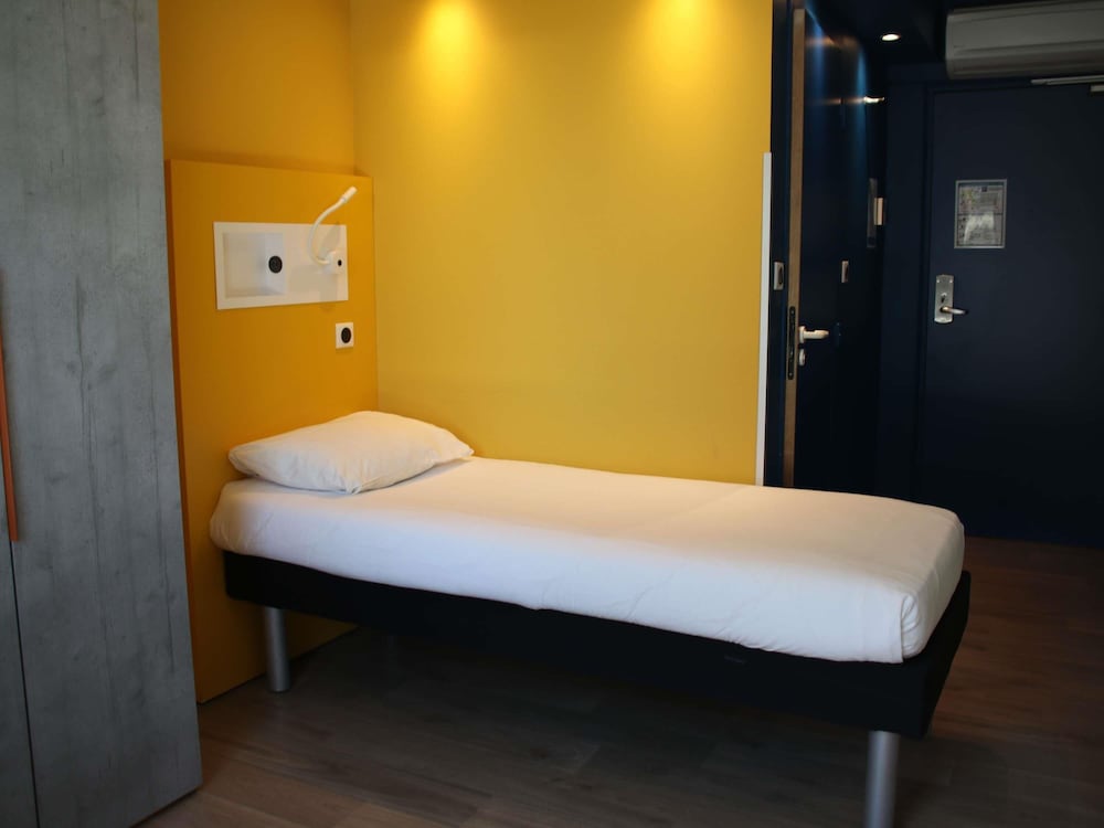 Habitación, varias camas del hotel Ibis Budget Rennes Route De Lorient. Foto 7