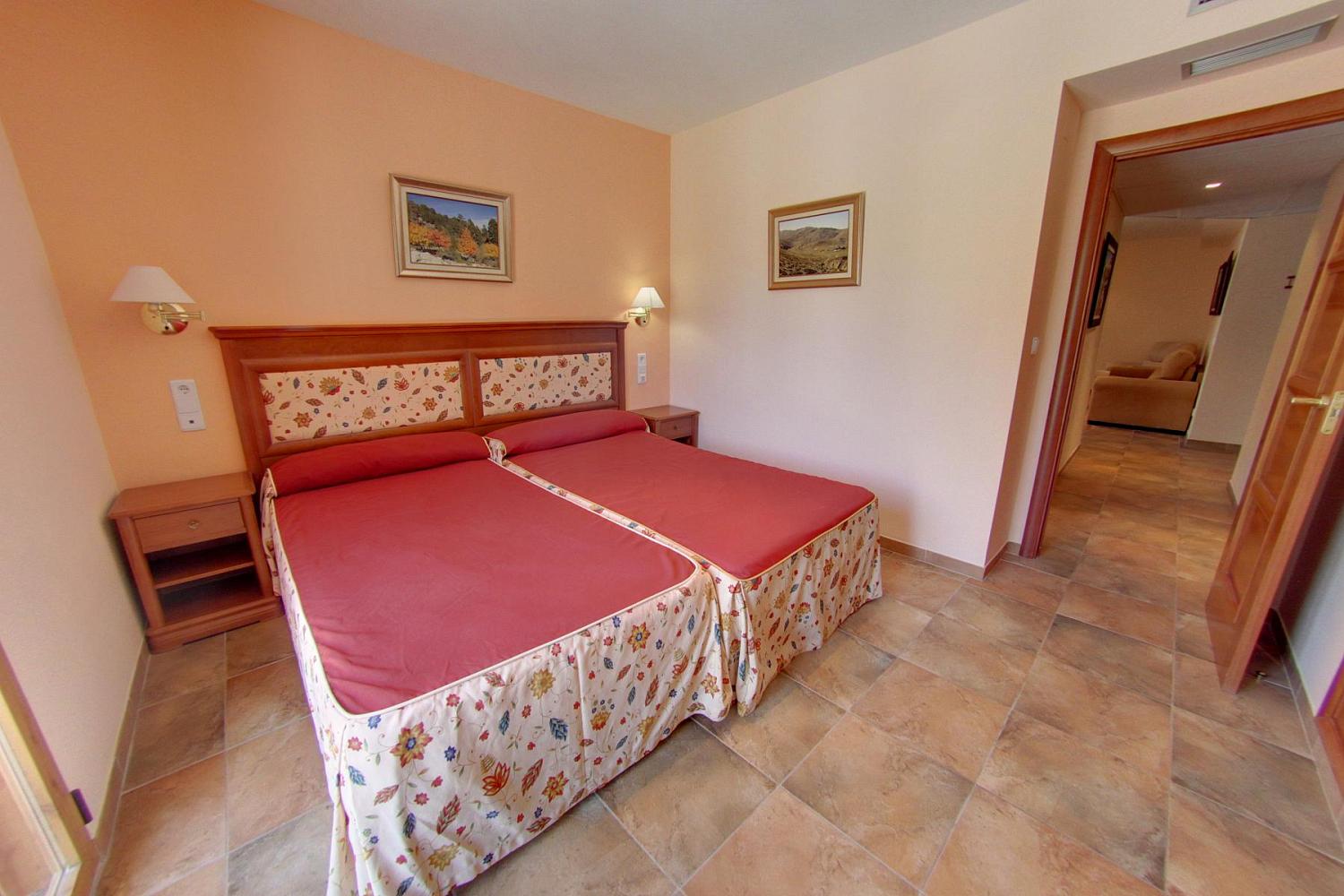 Habitación doble con salón del hotel Balneario Parque de Cazorla. Foto 1