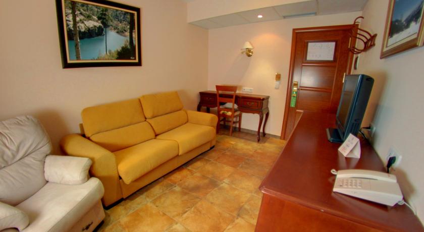 Habitación doble con salón del hotel Balneario Parque de Cazorla. Foto 2