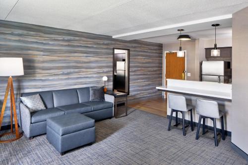 Estudio con cama extragrande y sofá cama del hotel Residence Inn Rochester West/greece