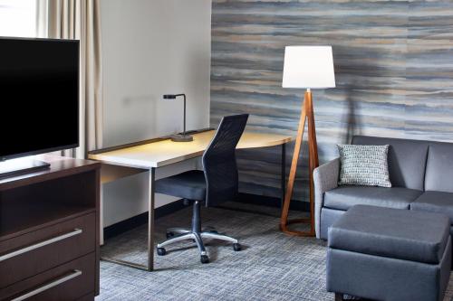 Estudio con cama extragrande y sofá cama del hotel Residence Inn Rochester West/greece. Foto 1