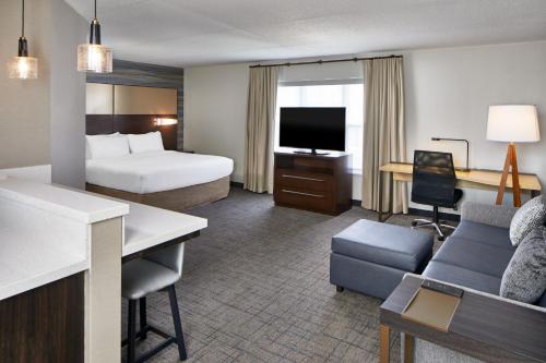 Estudio con cama extragrande y sofá cama del hotel Residence Inn Rochester West/greece. Foto 2
