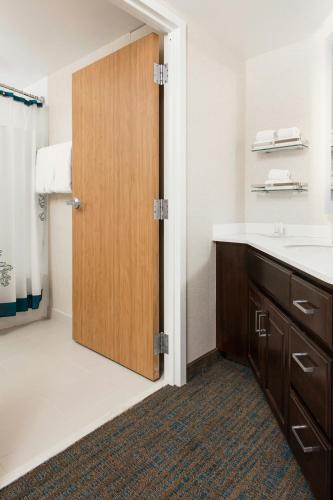Estudio con cama extragrande y sofá cama del hotel Residence Inn Rochester West/greece. Foto 10