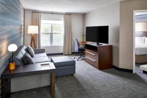 Suite de 1 dormitorio con sofá cama - Cama extragrande del hotel Residence Inn Rochester West/greece