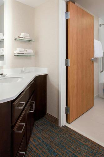 Suite de 1 dormitorio con sofá cama - Cama extragrande del hotel Residence Inn Rochester West/greece. Foto 10