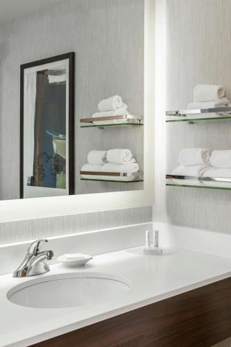 Suite de 1 dormitorio con sofá cama - Cama extragrande del hotel Residence Inn Rochester West/greece. Foto 11