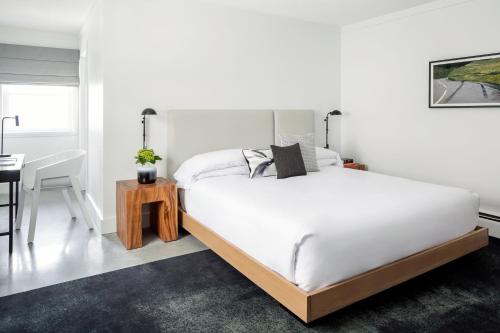 Habitación adaptada para personas de movilidad reducida - Cama extragrande del hotel Bluebird Spa City Motor Lodge. Foto 2