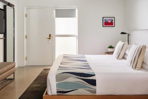 Alojamiento - Cama extragrande del hotel Bluebird Spa City Motor Lodge