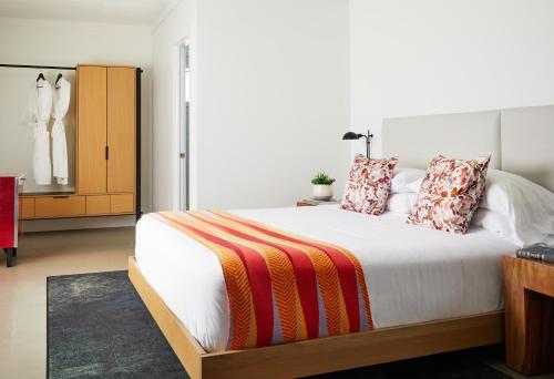 Alojamiento - Cama extragrande del hotel Bluebird Spa City Motor Lodge. Foto 1