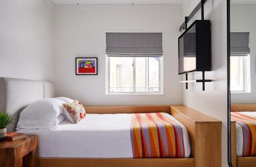 Habitación Micro - 1 cama grande del hotel Bluebird Spa City Motor Lodge