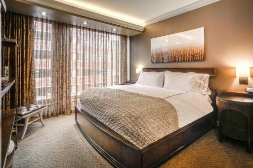 Habitación con cama extragrande del hotel Curtiss , Ascend Collection