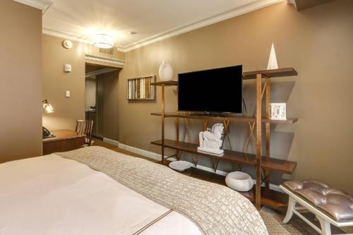 Habitación con cama extragrande - Adaptada para personas de movilidad reducida del hotel Curtiss , Ascend Collection. Foto 2