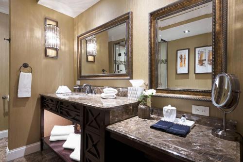 Habitación con cama extragrande - Adaptada para personas de movilidad reducida del hotel Curtiss , Ascend Collection. Foto 4