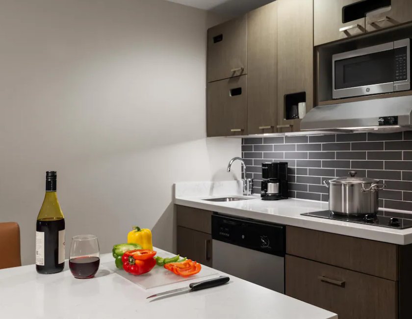 Suite estudio, 1 cama de matrimonio grande, accesible para personas con discapacidad, bañera del hotel Hyatt House Denver Downtown. Foto 4