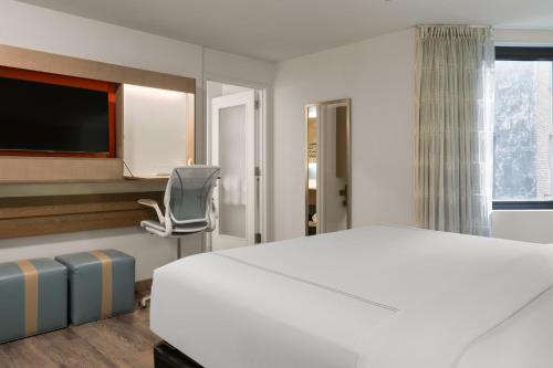 Habitación Estándar con ducha accesible en silla de ruedas - 1 cama extragrande - Adaptada para personas con discapacidad del hotel Even Brooklyn, An Ihg. Foto 6