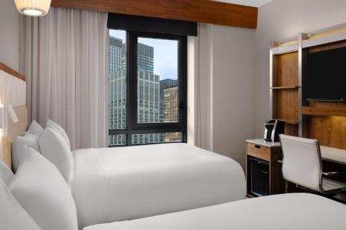 Habitación Doble Premium con 2 camas dobles del hotel EVEN Hotel New York - Midtown East by IHG. Foto 1