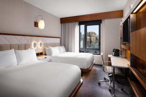 Habitación Doble Premium con 2 camas dobles del hotel EVEN Hotel New York - Midtown East by IHG. Foto 3