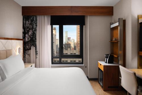 Habitación Premium con cama extragrande y vistas a la ciudad del hotel EVEN Hotel New York - Midtown East by IHG. Foto 3