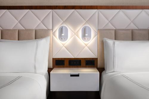 Habitación Doble Estándar con bañera adaptada para personas de movilidad reducida - 2 camas dobles del hotel EVEN Hotel New York - Midtown East by IHG. Foto 1