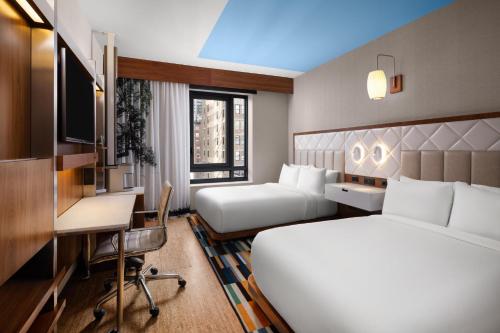 Habitación Doble Estándar con bañera adaptada para personas de movilidad reducida - 2 camas dobles del hotel EVEN Hotel New York - Midtown East by IHG. Foto 2