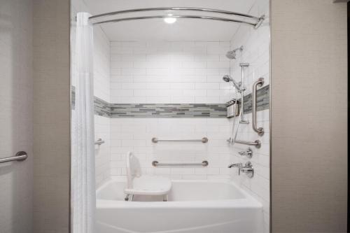 Habitación Doble Estándar con bañera adaptada para personas de movilidad reducida - 2 camas dobles del hotel EVEN Hotel New York - Midtown East by IHG. Foto 3