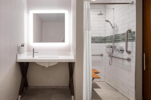 Habitación Estándar King con ducha a ras de suelo - Acceso para movilidad reducida del hotel EVEN Hotel New York - Midtown East by IHG. Foto 1