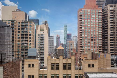 Habitación Premium con cama extragrande y vistas a la ciudad del hotel EVEN Hotel New York - Midtown East by IHG. Foto 3