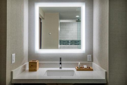 Habitación Doble Estándar con bañera adaptada para personas de movilidad reducida - 2 camas dobles del hotel EVEN Hotel New York - Midtown East by IHG. Foto 1